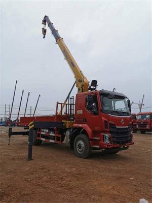 柳汽乘龙M3单桥8吨徐工随车吊 高效多能的物流搬运解决方案