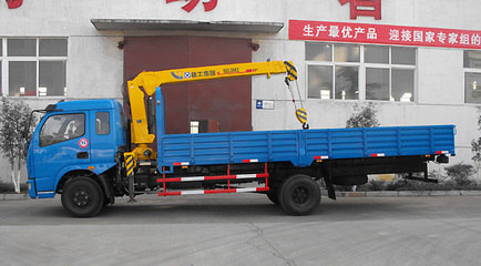 潍坊随车吊车型详解 8吨随车吊、东风145与东风153随车吊在平板车上的应用